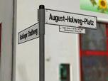 Straßennamenschilder und Wegweiser mit Tauschtex...