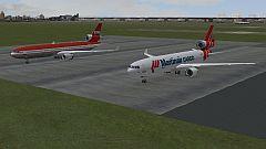 Sparset Flugzeug MD11-F Martinair (Cargo),MD11-LTU (Passagierversion) (V10NRP10076 )