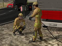Feuerwehrm�nner mit Hydraulikschneider