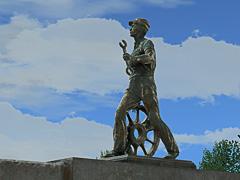 Statue eines Eisenbahnarbeiters